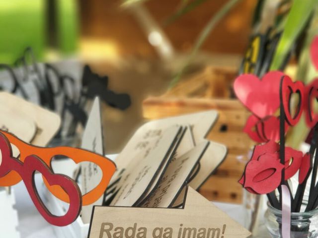Leseni rekviziti za fotografiranje in puščica z napisom »Rada ga imam!«