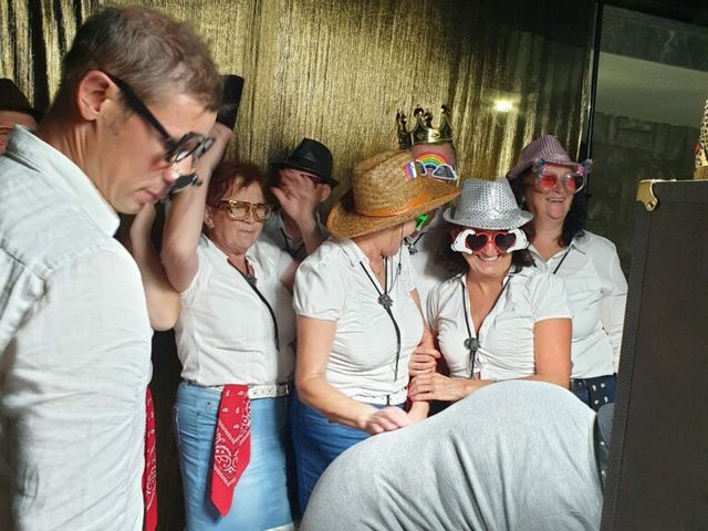 Gostje v kavbojskih klobukih in z zabavnimi očali pred zlatim ozadjem
