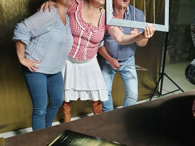 Gostje z okvirjem »Wanted« in natisnjena fotografija na mizi