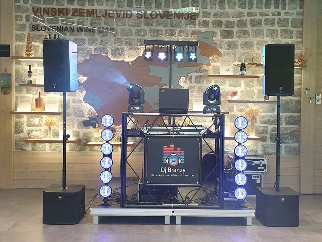 DJ oder z osvetlitvijo in ozvočenjem v prostoru z vinskim zemljevidom Slovenije
