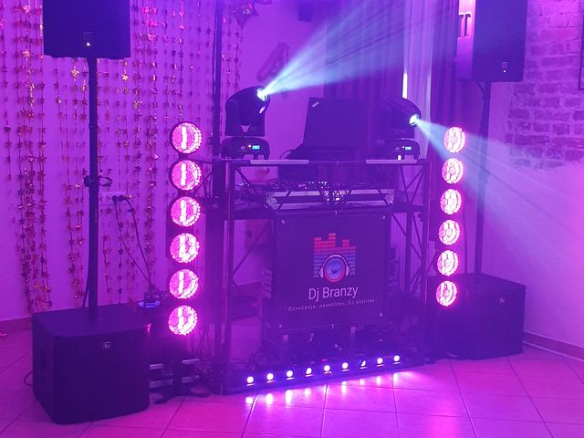 DJ oprema z roza osvetlitvijo, premičnimi lučmi in svetlobnimi stebri