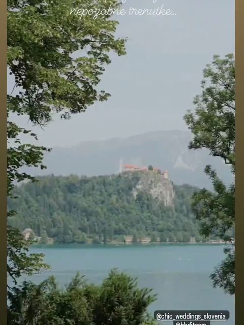 Poročni par na zelenici ob jezeru (video)
