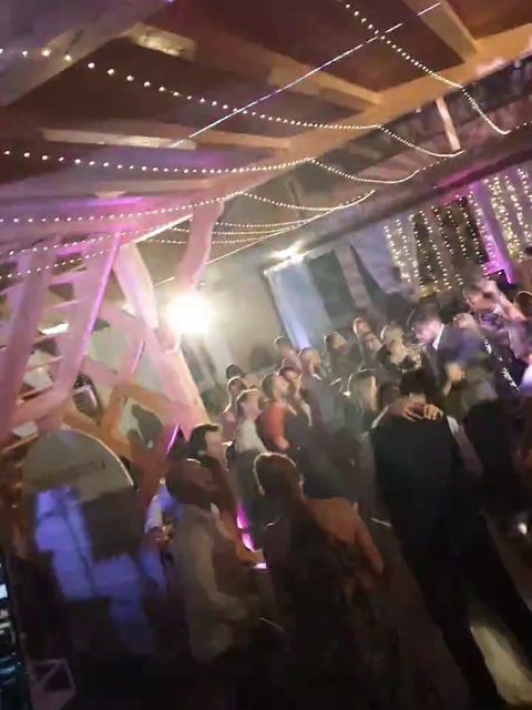 Gostje plešejo na poročnem plesišču (video)