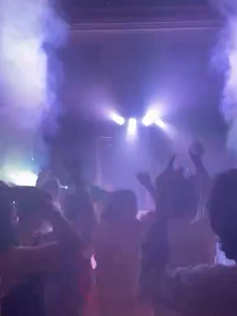 Svetlobni žarki in meglični učinki na plesišču (video)