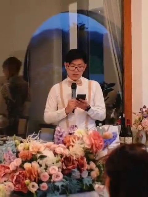 Govor ob poročni mizi, okrašeni s cvetjem (video)